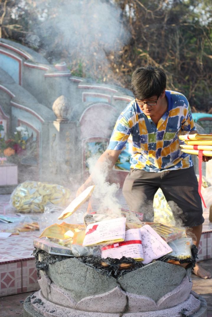 Uang kertas, pakaian dan perlengkapan sehari-hari adalah dimbol persembahan yang wajib dibakar pada saat Ceng Beng. Foto ini menunjukkan harapan dan keinginan seorang anak untuk tetap memberikan yang terbaik bagi orangtuanya yang telah meninggal.