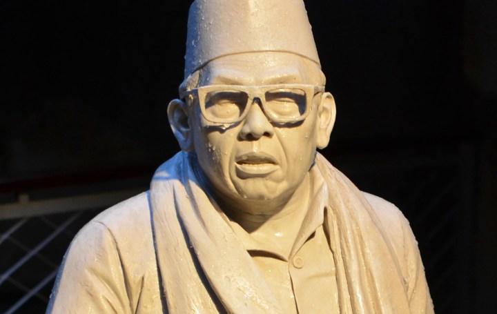 Gus Dur: Tuhan Tidak Perlu Dibela. Purjito. 2016.